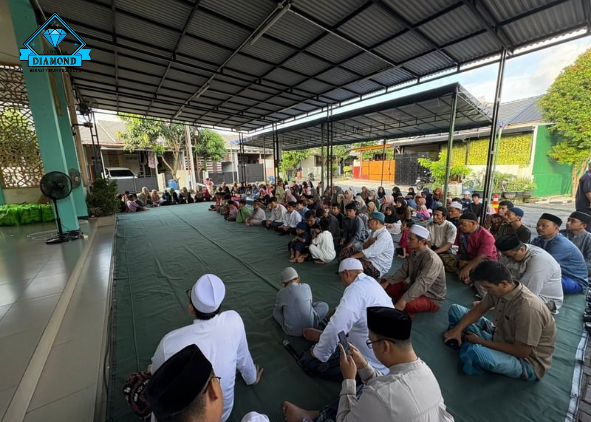 Warga Cluster Diamond BTR3 Bekasi menggelar kegiatan buka puasa bersama yang dirangkaikan dengan santunan anak yatim piatu dan kaum dhuafa di Masjid Al Muhajirin, Kegiatan tersebut menjadi bagian dari rangkaian kegiatan Ramadan yang bertujuan mempererat silaturahmi sekaligus meningkatkan kepedulian sosial di lingkungan masyarakat.