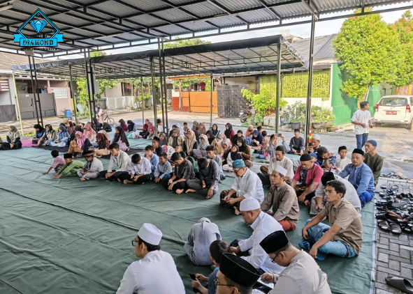 Warga Cluster Diamond BTR3 Bekasi menggelar kegiatan santunan anak yatim dan kaum dhuafa yang berlangsung di Masjid Al Muhajirin sebagai bagian dari rangkaian kegiatan Ramadan. 