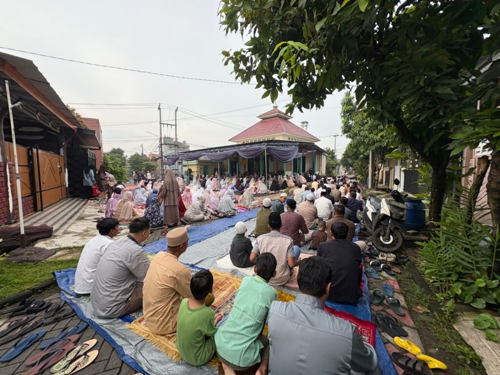 Pelaksanaan Sholat Idul Fitri 1447 H di Masjid Al Muhajirin Cluster Diamond BTR3 Bekasi telah berlangsung dengan khidmat pada Sabtu pagi. Sejak pukul 06.00 WIB, jamaah sudah mulai memadati area masjid untuk melaksanakan ibadah sholat Idul Fitri berjamaah.
